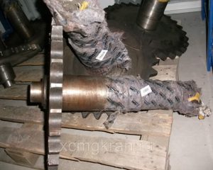 Вал с шестерней GR215 85513030