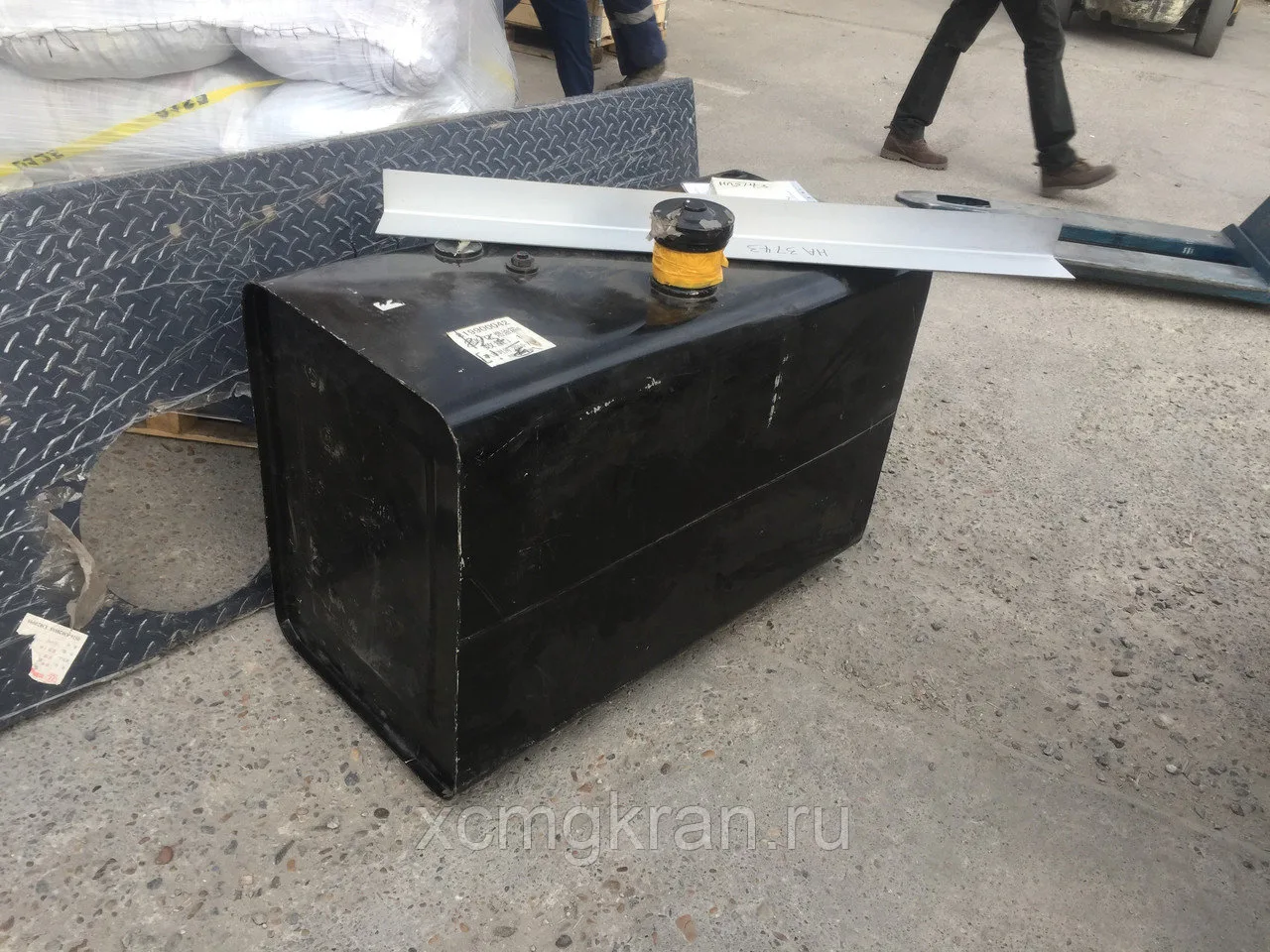 Топливный бак автокрана