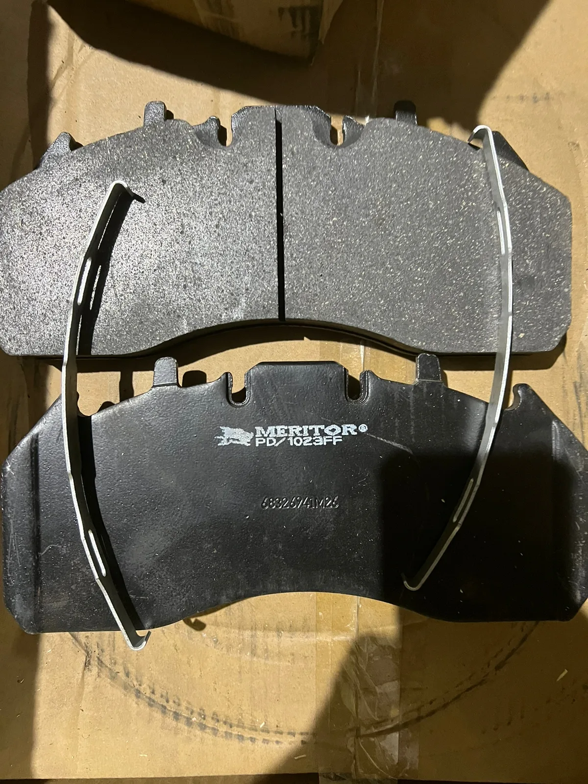 Тормозная колодка передняя 860155329 автокрана xcmg XCT25l5s — изображение 3